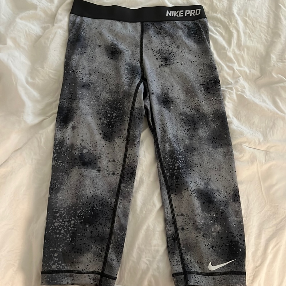 Size S Nike Pro cropped pants